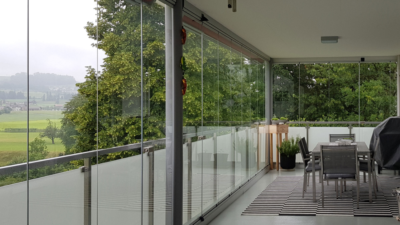 Drehschiebe Verglasung LUMON aufgesetzt hinter Geländer Balkon balkon verglasung Windschutz Wetterschutz Vettiger Metallbau Natur Lärmschutz