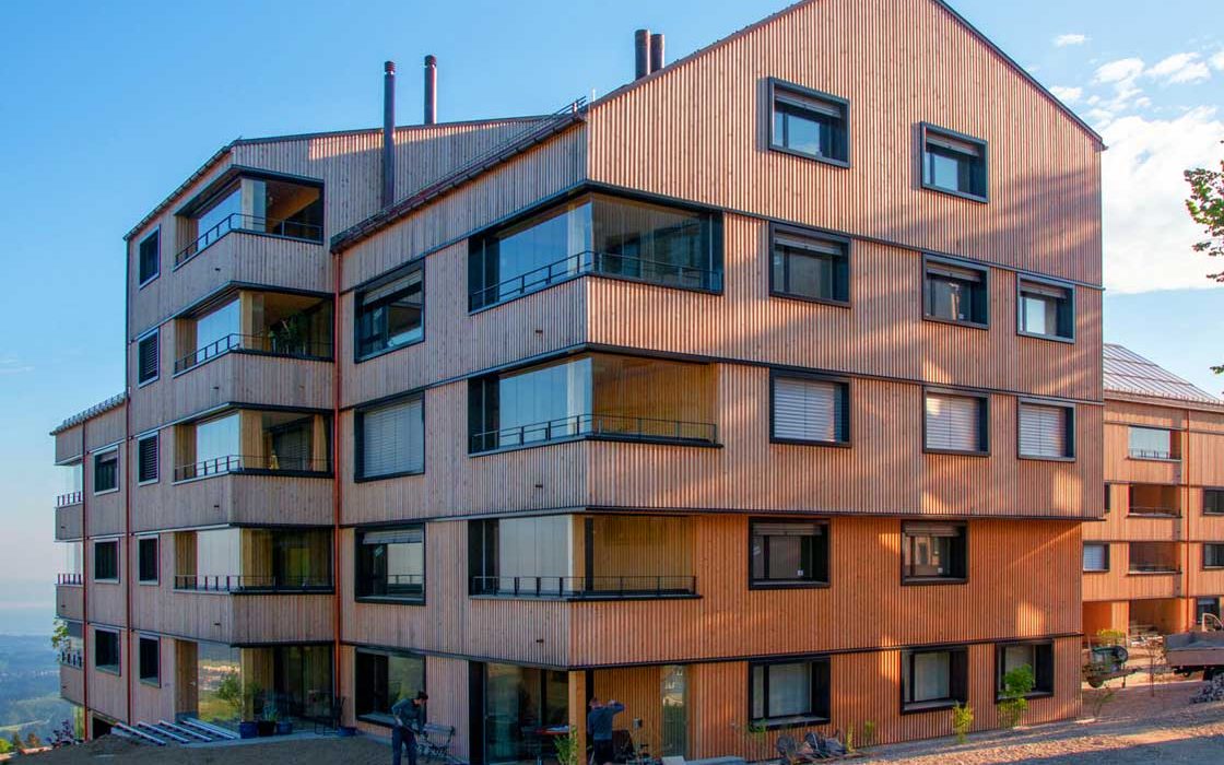 Mehrfamilienhaus in St. Gallen mit Balkonverglasung und Holzlamellen