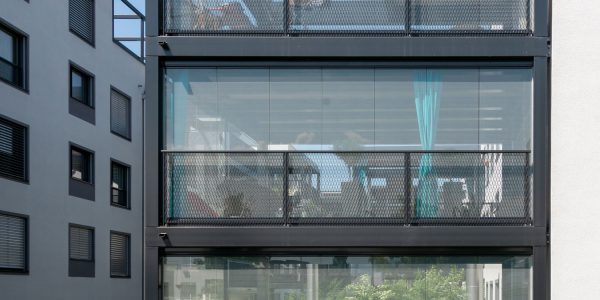 Komplette Balkontürme mit Verglasungen und Geländer Vettiger Metallbau AG Sonnenschutz Aluminium
